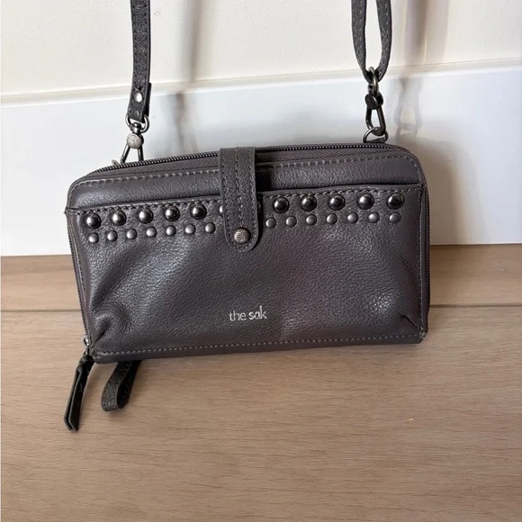 NEW The Sak Iris Large Smartphone Crossbody Wristlet Gray Leather Studded - Picture 3 of 9
